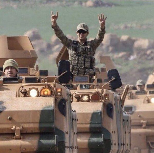 afrinde mehmetçiğin rabia ve bozkurt pozu vermesi
