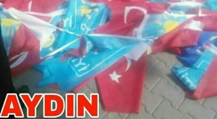 ip aydın mitinginde yerlere atılan türk bayrakları