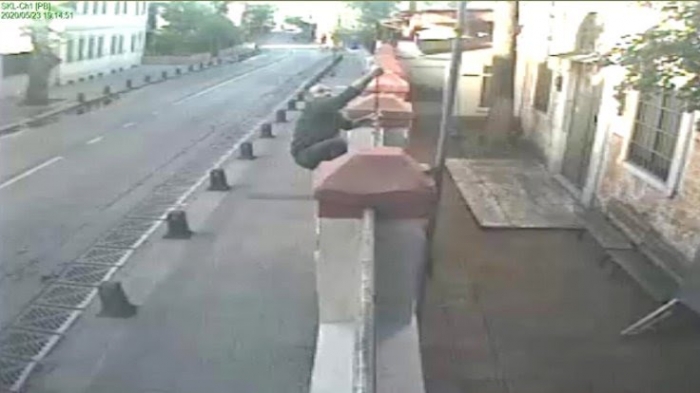 ermeni kilisesinin kapısındaki haçı söken yobaz