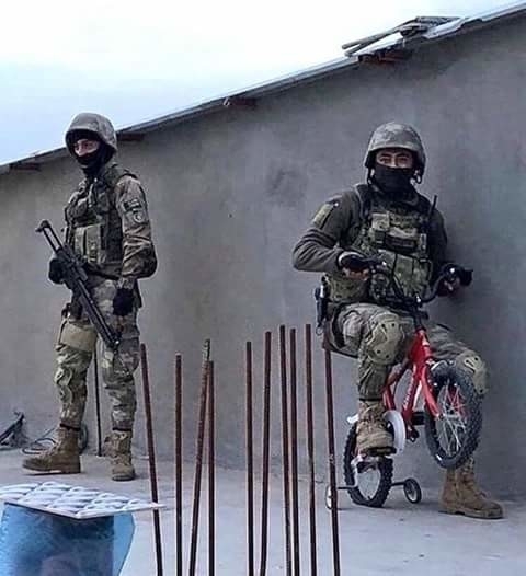 türk askeri ve çocuk