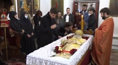 koronadan ölen başpiskoposu öperek uğurlayanlar