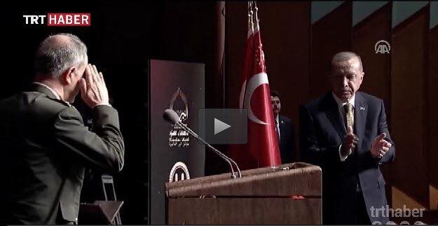 kapalı alanda üstelik kepsiz asker selamı vermek