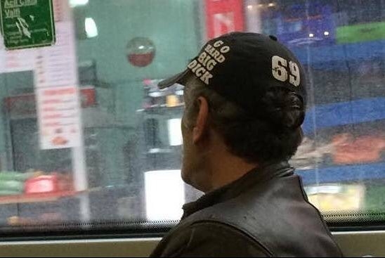 giydiği tişörtte ne yazdığını umursamayan insan