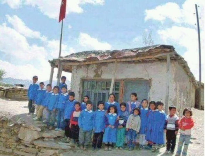 anadolu da bir ilkokul binası vs müftülük binası