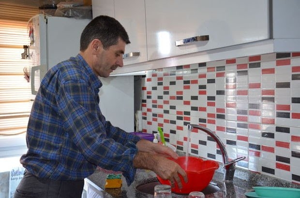 felçli eşi için çabalayan fedakar koca