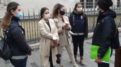 polise kapa çeneni diyen kadın turistler