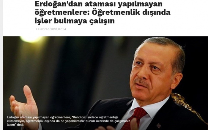 öğretmen ders verirken ayakta duran cumhurbaşkanı