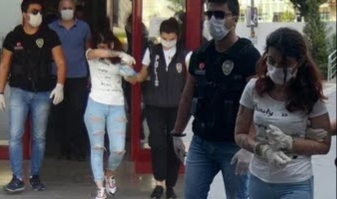 iç çamaşırında uyuşturucu ve terazi taşıyan kadın