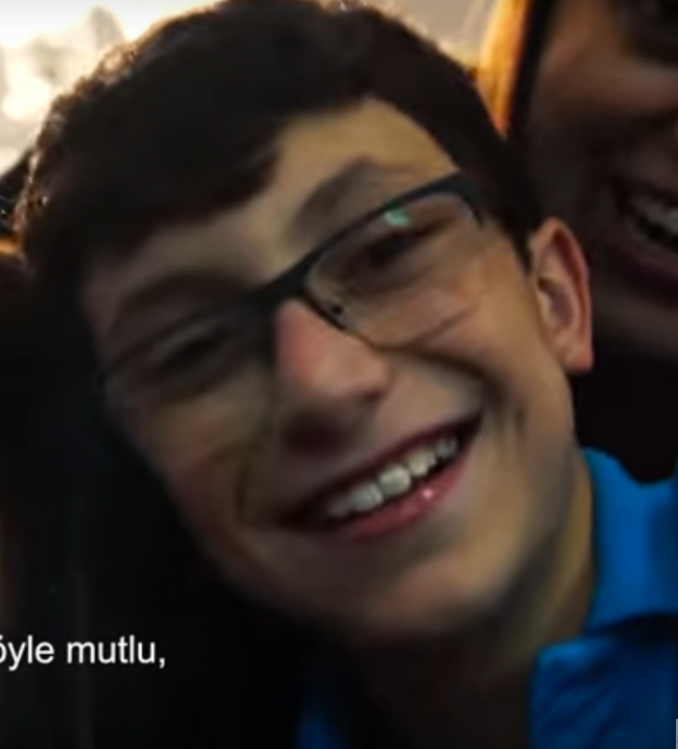 pegasus reklamındaki e imamoğluna benzeyen çocuk