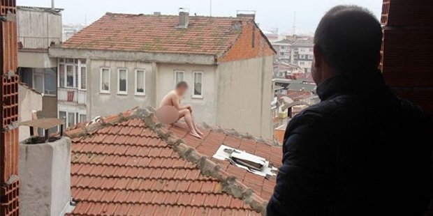 çırılçıplak çatıya çıkan genç