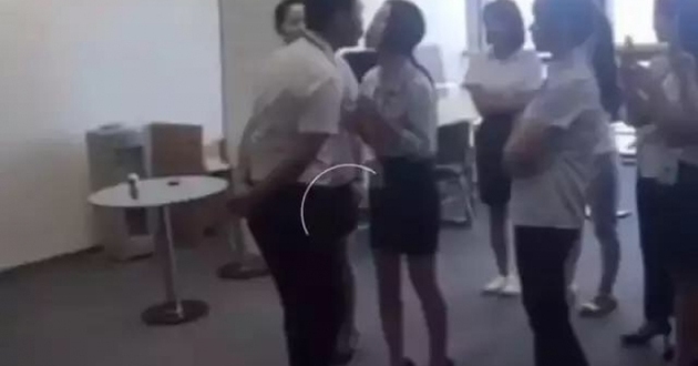 Her Sabah İşe Başlarken Patronlarını Öpmek Zorunda Olan Çinli Kadınların 3 Fotoğrafı