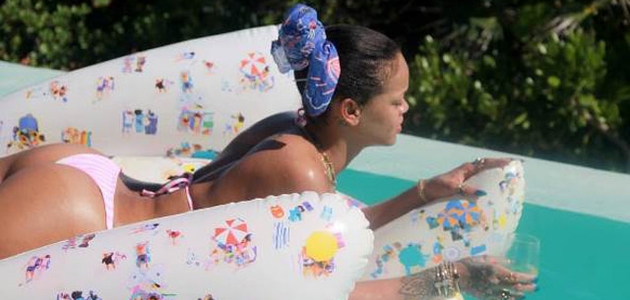 Rihann'nın Tatil Pozları Olay Yarattı