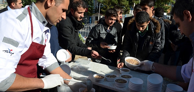 Gençlere aşure ikram edildi!