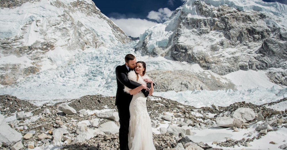 Kardeşler Düğün Salonu'nda Yer Yokmuş Gibi Gidip Everest'te Evlenen Çiftin 16 Fotoğrafı