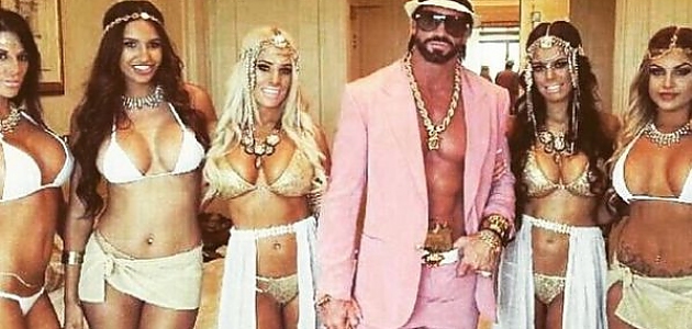 Avustralya'nın Dan Bilzerian'ı Travis Beynon'un Günlük Hayatından Erkekleri Kıskandıracak 24 Kare