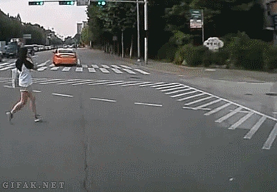 Ölümden Son Anda Kurtulan İnsanların Hayatlarının En Şanslı Anlarını Gösteren 16 Gif