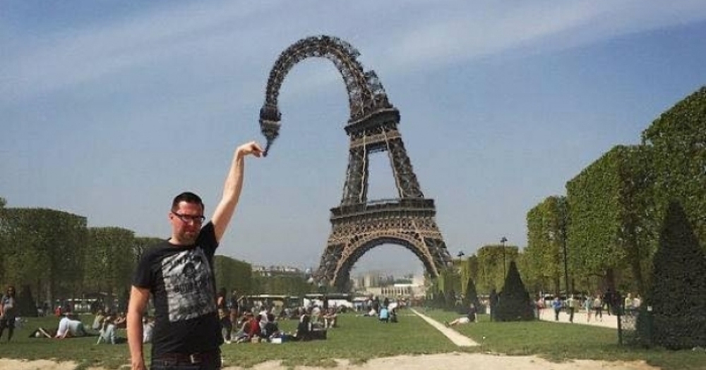 Eyfel Kulesi'nin Tepesine Dokunmak İçin İnternetten Yardım İsteyen Adam