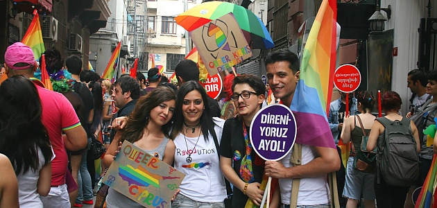 Eşcinsellerin LGBT Yürüyüşlerinde Bile Dünyanın Gerisinde Olduğumuzu Kanıtlayan 12 Kare