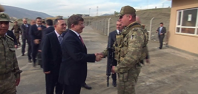 Davutoğlu, Peşmerge eğitim kampını ziyaret etti!