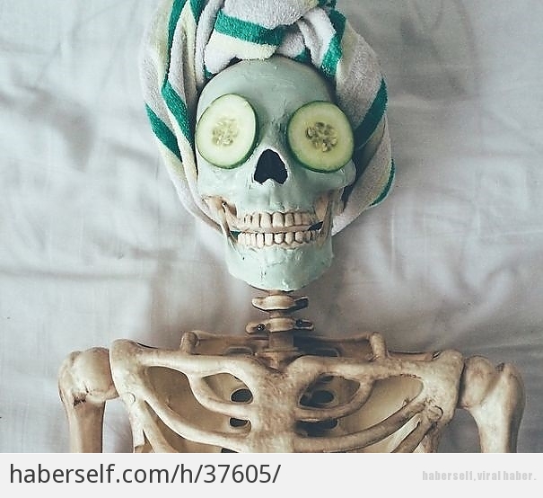 Bir Kızın Instagram'daki Günlük Yaşamını Temsil Eden İskeletin 13 Harika Fotoğrafı