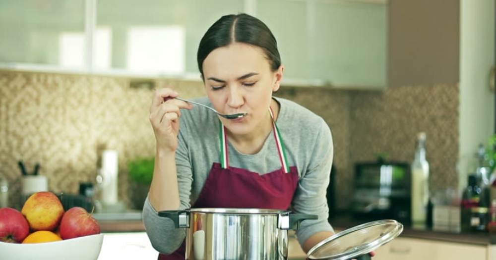 Kadınların Yemek Yaptıkları Esnada Sıkça Karşılaştıkları 8 Büyük Problem