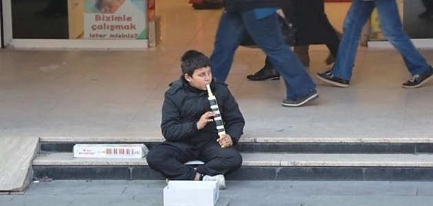 Yaşıtları okulda, onlar ise ekmek parası peşinde!