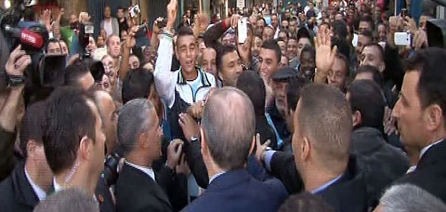 Cezayirli gençlerden Erdoğan’a yoğun ilgi!