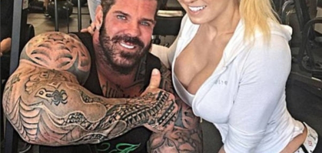 Gençliğinden Beri Steroid Kullanan Vücut Geliştirme Sporcusu Görenleri Hayrete Düşürüyor