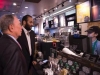 takım elbise giyip starbucks a giden suud prensi / #1658339