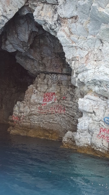 tekne ile mağaraya gidip yazı yazan vandallar