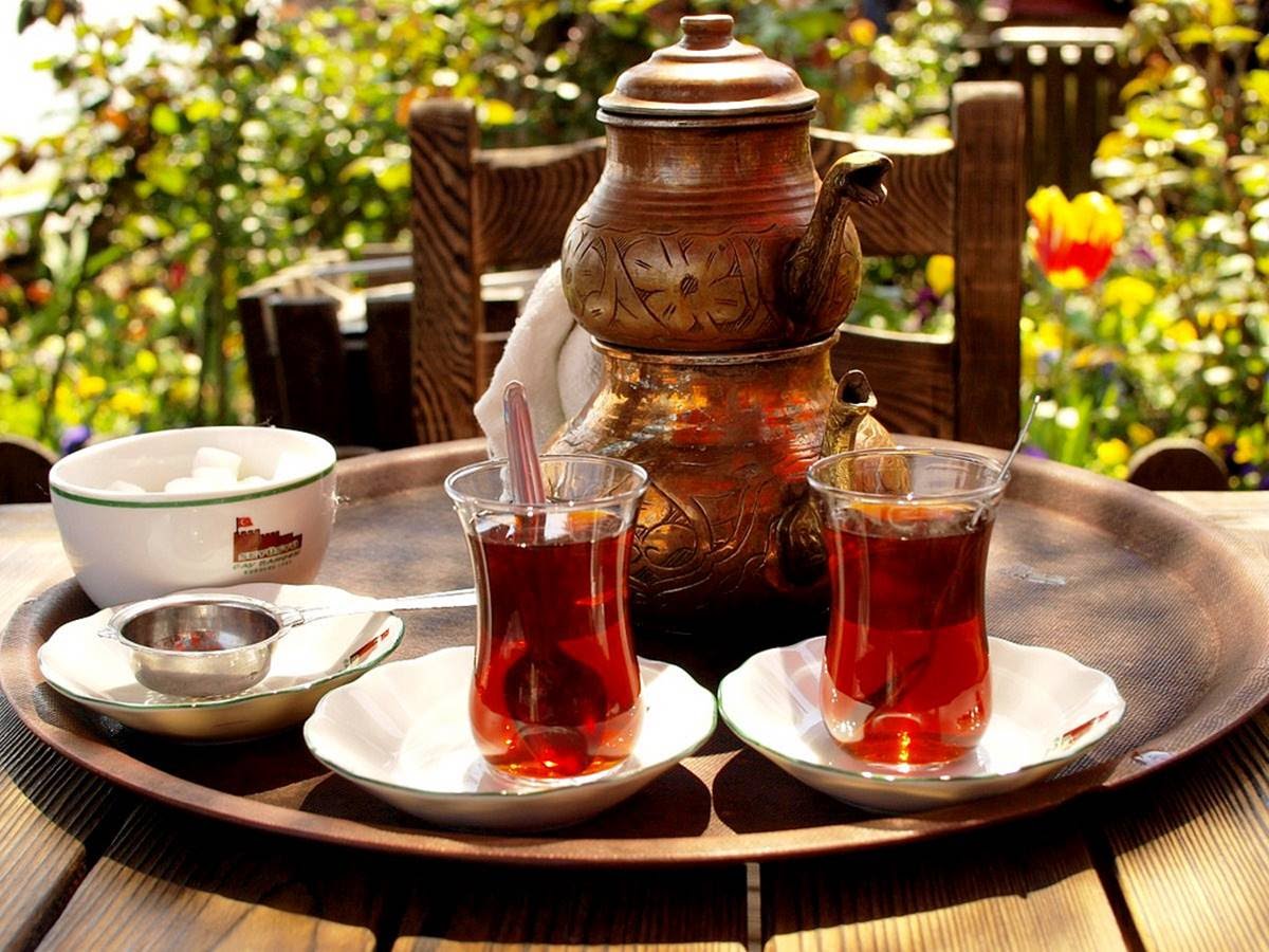 Турки пьют чай. Чай в армудах в Азербайджане. Азербайджан чай армуды чайник. Армуд Стамбул. Азербайджан чай армуды самовар.