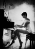 piyano çalan kadın