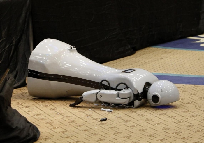 konya da üretilen robotun sahneden düşmesi