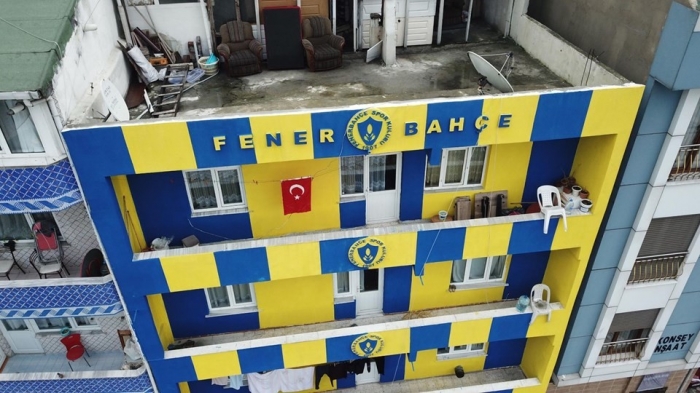 apartmanı sarı laciverte boyayan adam