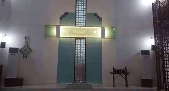 haç önünde namaz kılan müslümanlar