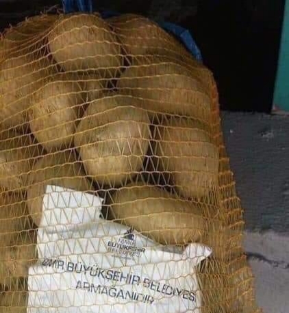 patates dağıtarak halktan oy beklemek