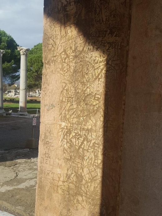 efes celsus kütüphanesine yazı yazan vandallar