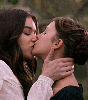iki kadının öpüşmesi