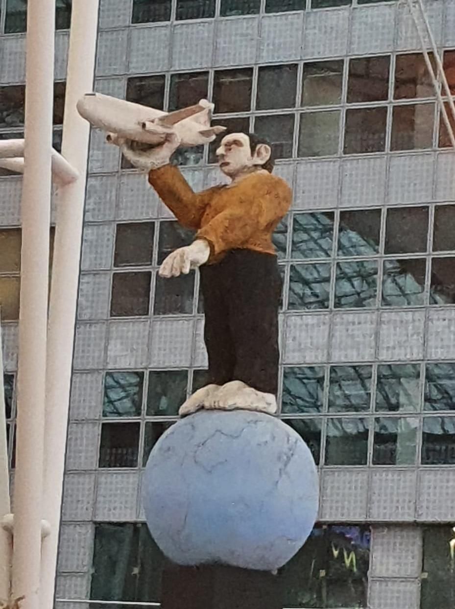 ısparta havalimanındaki aşırı kitsch heykel