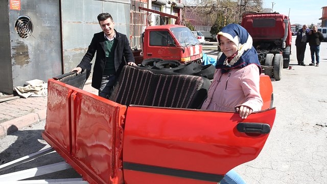 kardeşi için üstü açık araba yapan genç