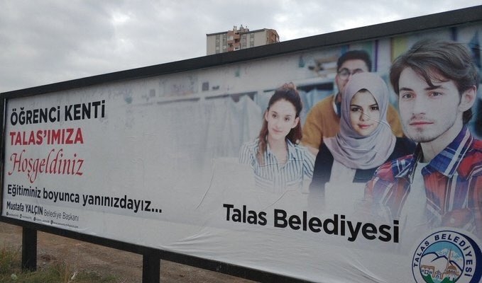 talas belediyesi nin selena gomez e türban takması