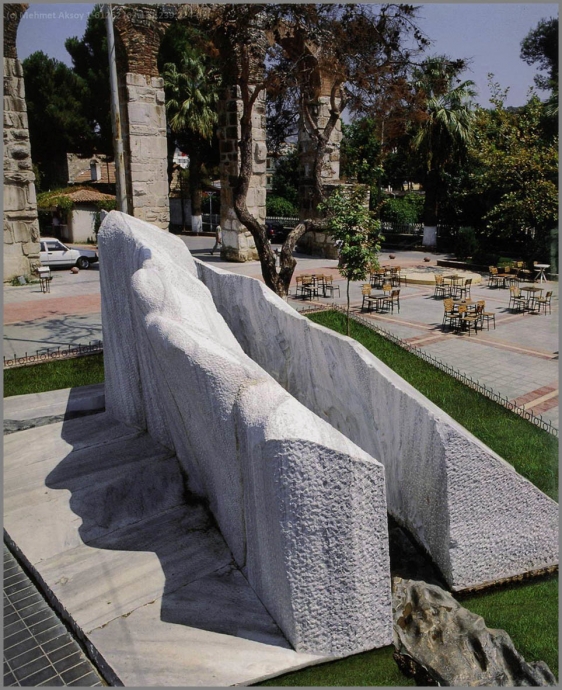 izmir selçuk kurtuluş yolu anıtı