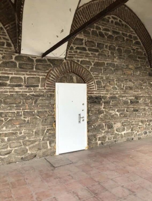 510 yıllık tarihi hana takılan çelik kapı