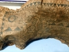 üzerinde ibranice yazılar olan yılan derisi