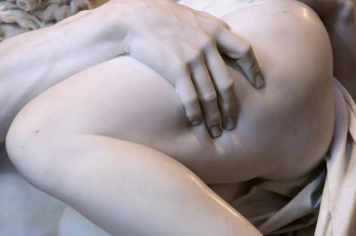 pluto nun proserpina ya tecavüzü heykeli