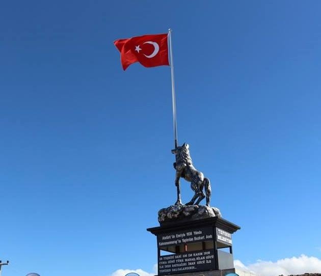 tefenni belediyesi bayrak tutan bozkurt heykeli