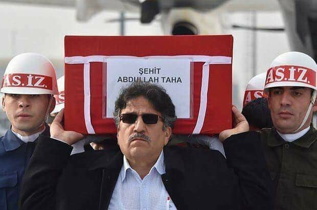 şehit oğlunun tabutunu sırtlayan baba