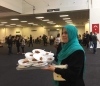 londra da sandık görevlilerine baklava dağıtılması / #1696577