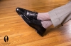 pembe çorap giyen erkek