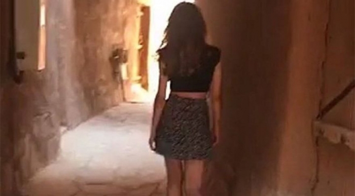 suudi arabistan da mini etekle yürüyen kadın